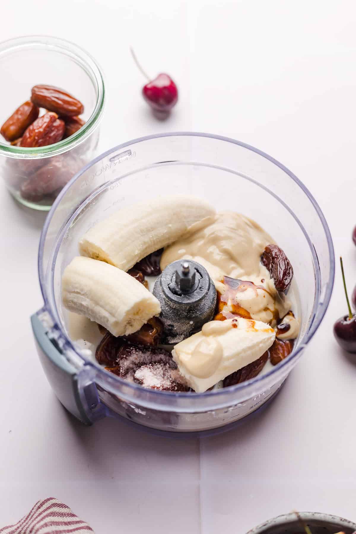 datteln und banane im mixer