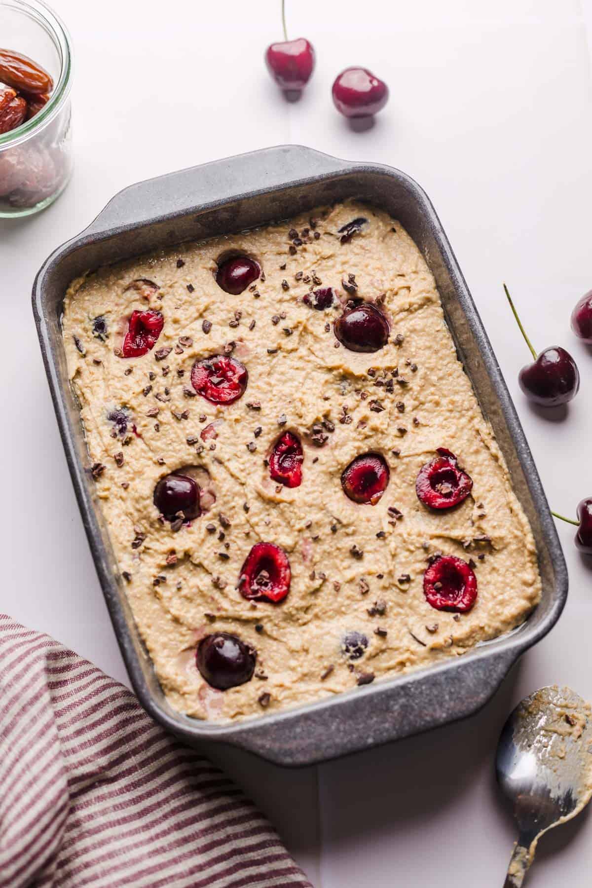 ungebackene vegane kirsch blondies mit kakaonibs