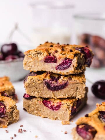zuckerfreie kichererbsen blondies mit kirschen