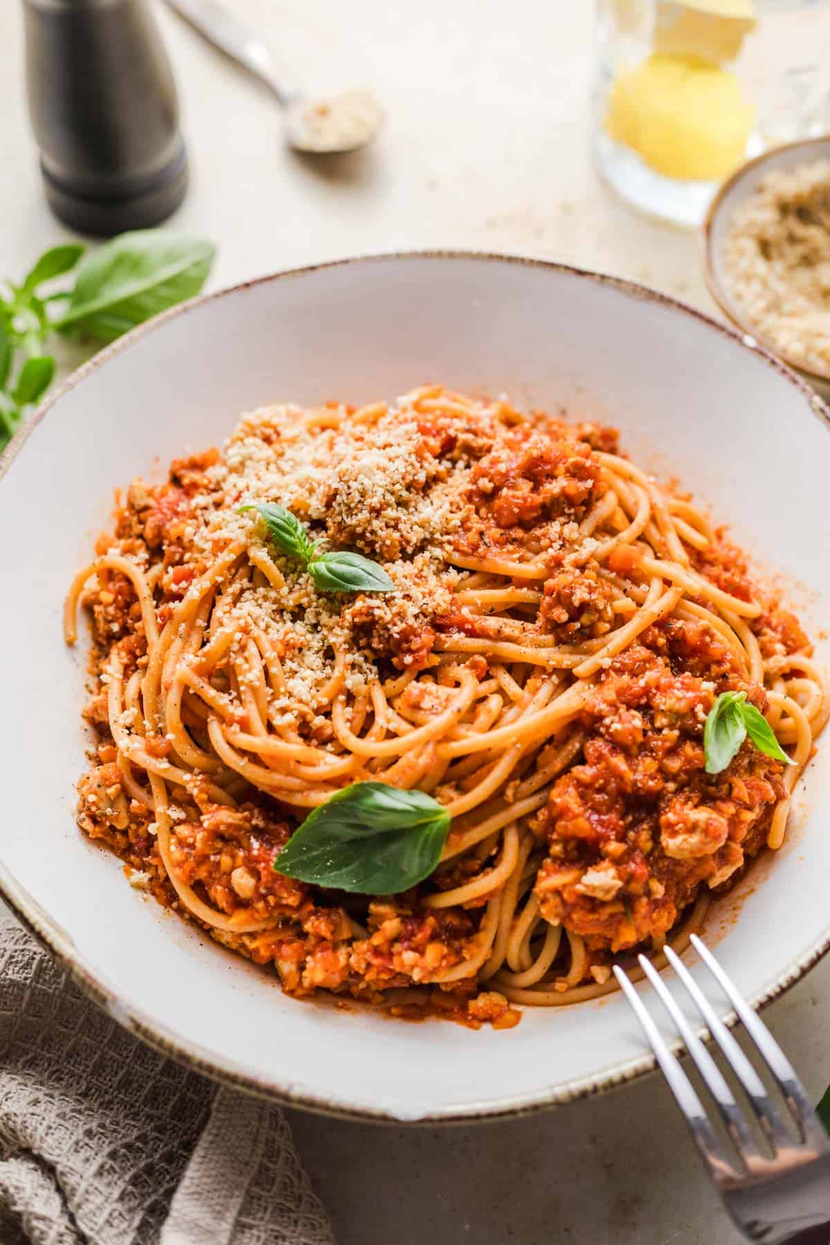 einfache vegane spaghetti bolognese mit veganem parmesan