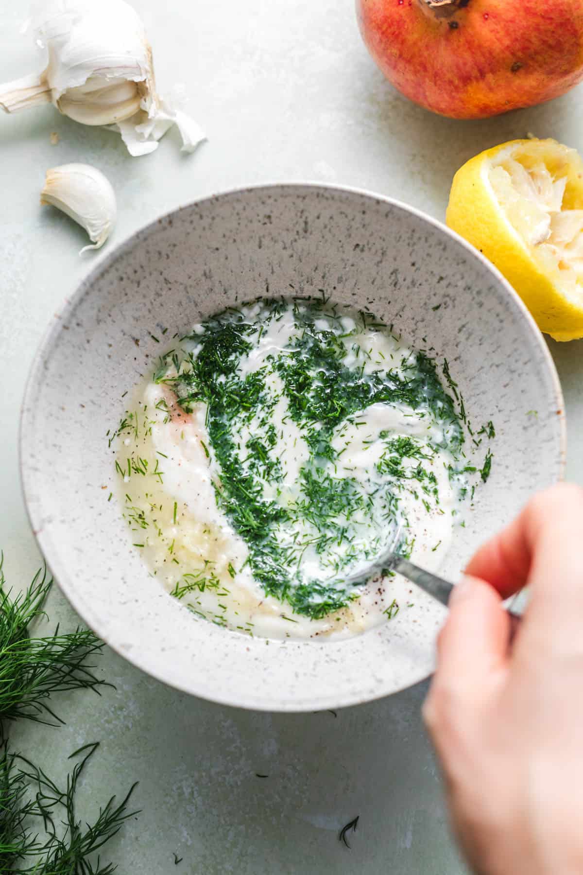 joghurt dressing mit dill und knoblauch