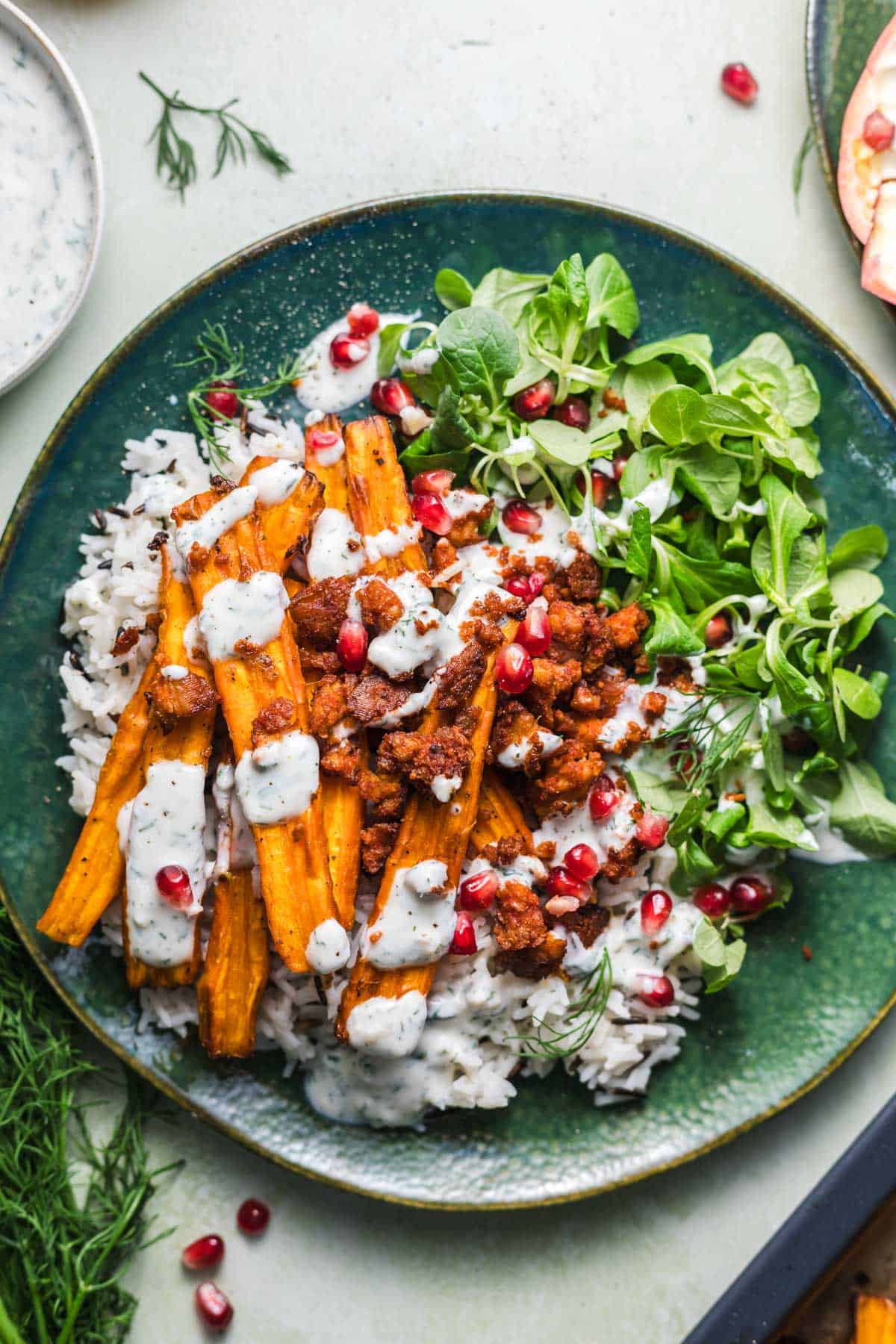 Geröstete Ofen-Karotten mit Räuchertofu-Crumbles und Dill-Joghurt-Sauce
