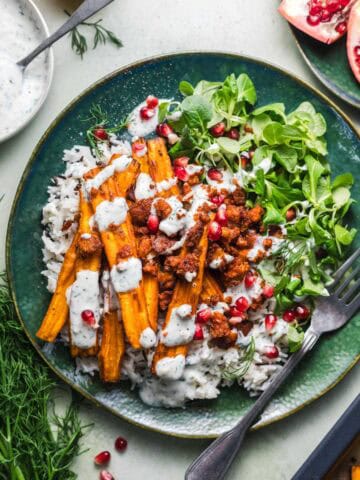 Reis Bowl mit gerösteten Karotten, Räuchertofu und Dill-Joghurt-Sauce