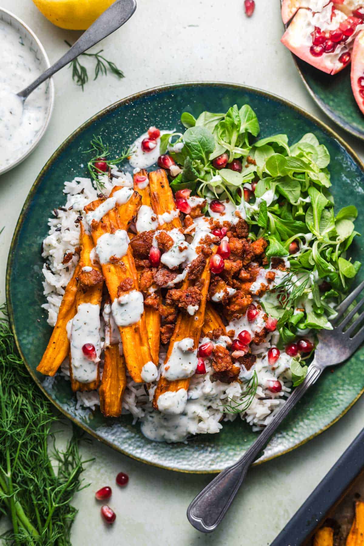 Reis Bowl mit gerösteten Karotten, Räuchertofu und Dill-Joghurt-Sauce