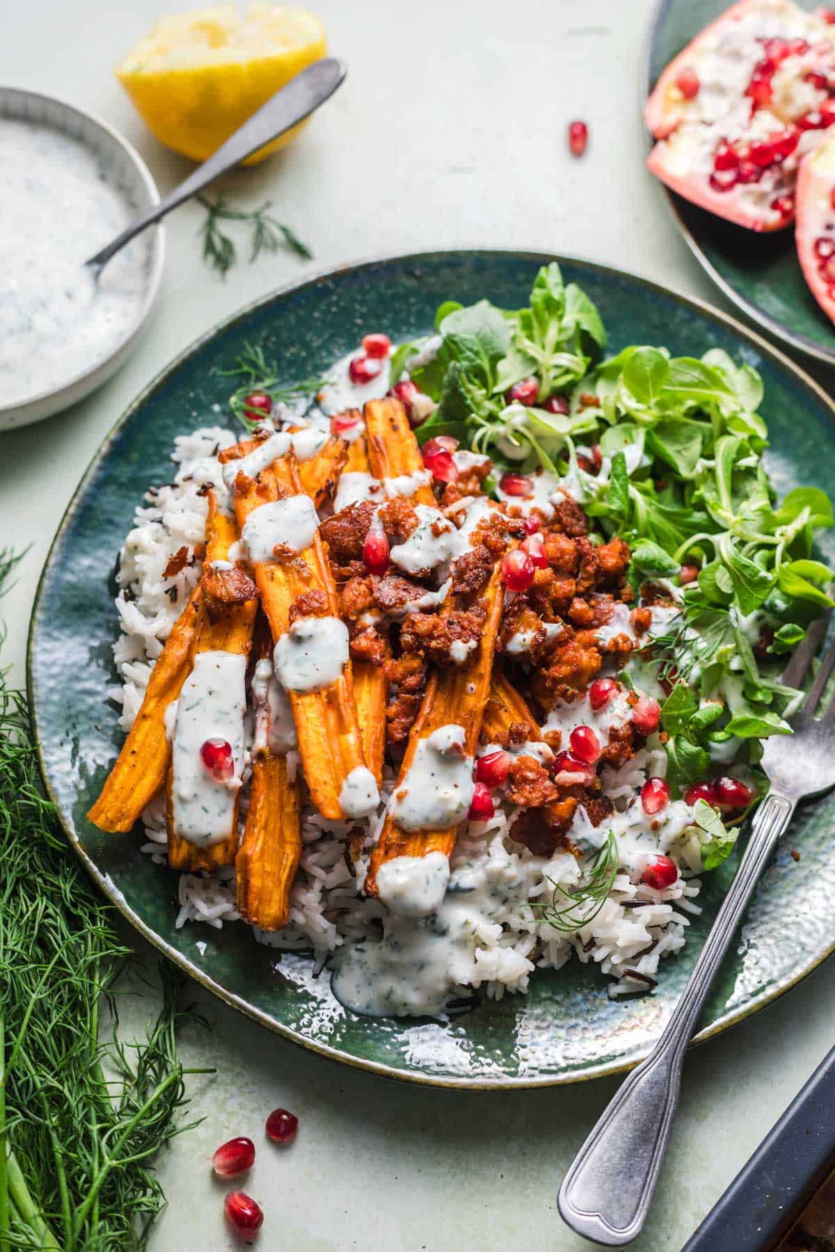Ofen-Karotten Bowl mit Räuchertofu-Crumbles und Dill-Joghurt-Sauce