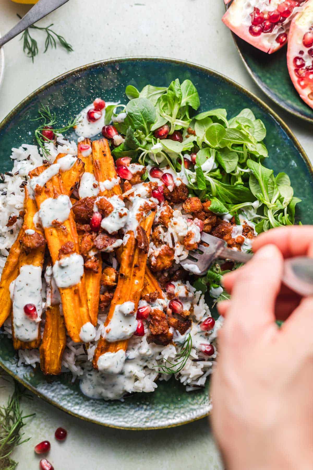 Geröstete Karotten aus dem Ofen mit Räuchertofu und veganer Dill-Joghurt-Sauce