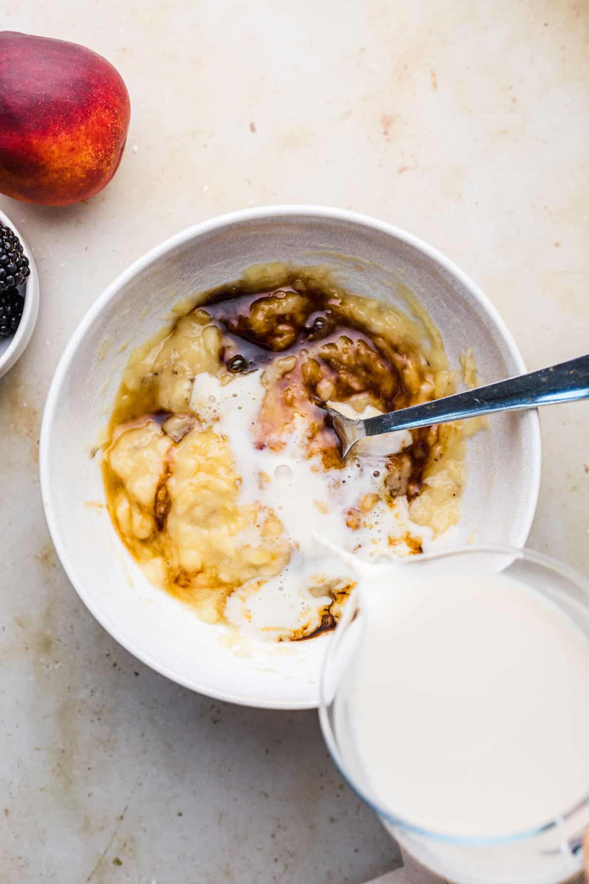 zerdrückte bananen mit milch für gebackenes oatmeal