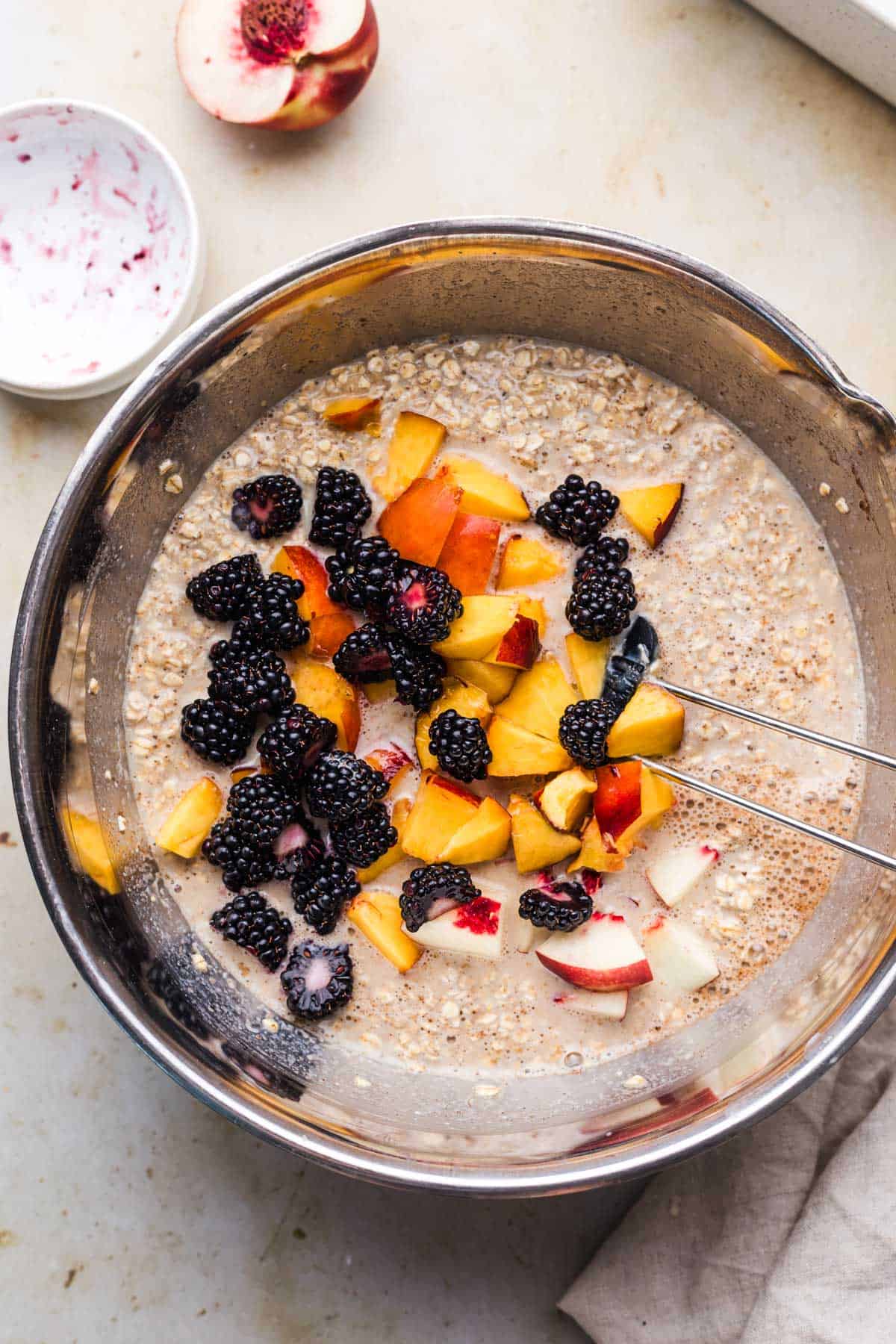 zubereitung baked oatmeal mit beeren und nektarinen