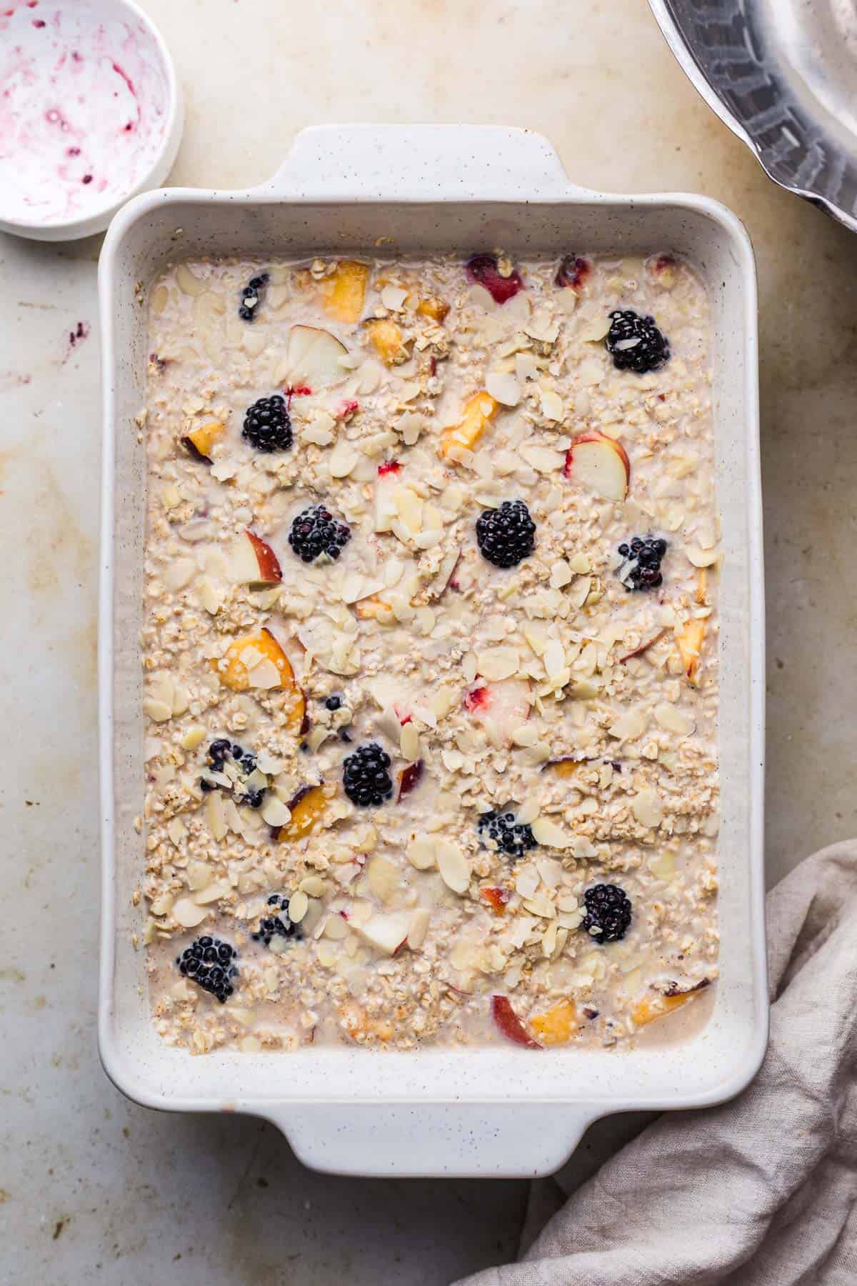 ungebackenes baked oatmeal in auflaufform