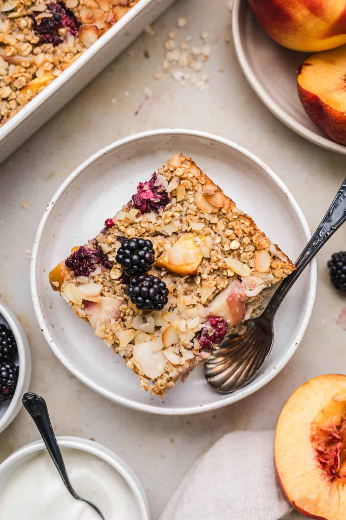 gesunde vegane baked oats mit nektarinen und brombeeren