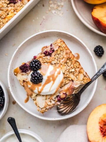 gebackenes oatmeal rezept mit früchten und mandelmus