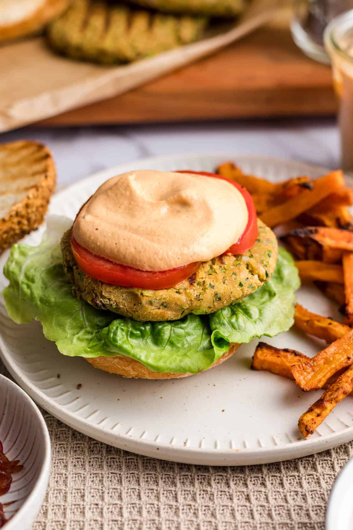 veganer burger mit cremiger sauce