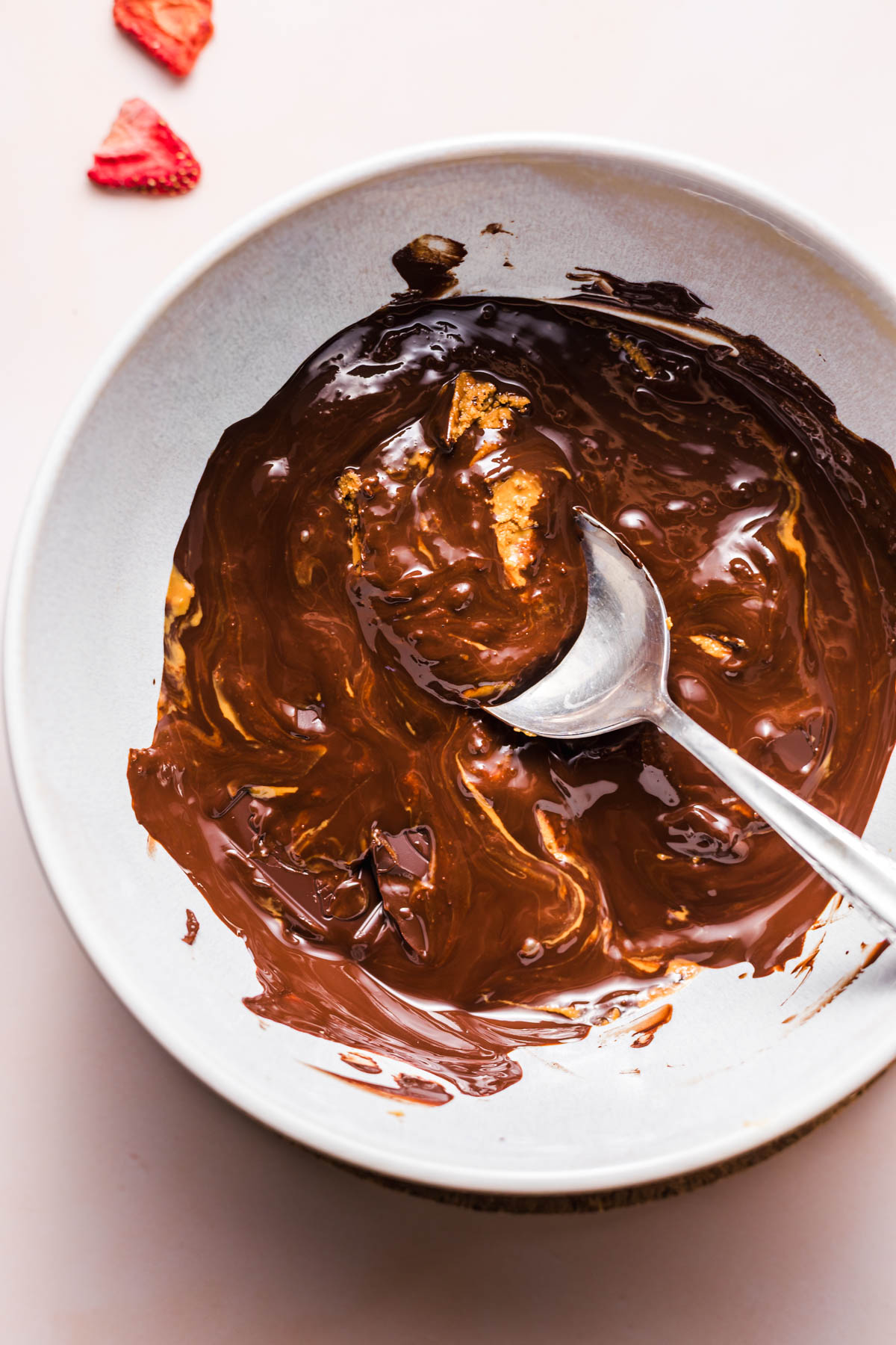 geschmolzene vegane schokolade mit erdnussbutter