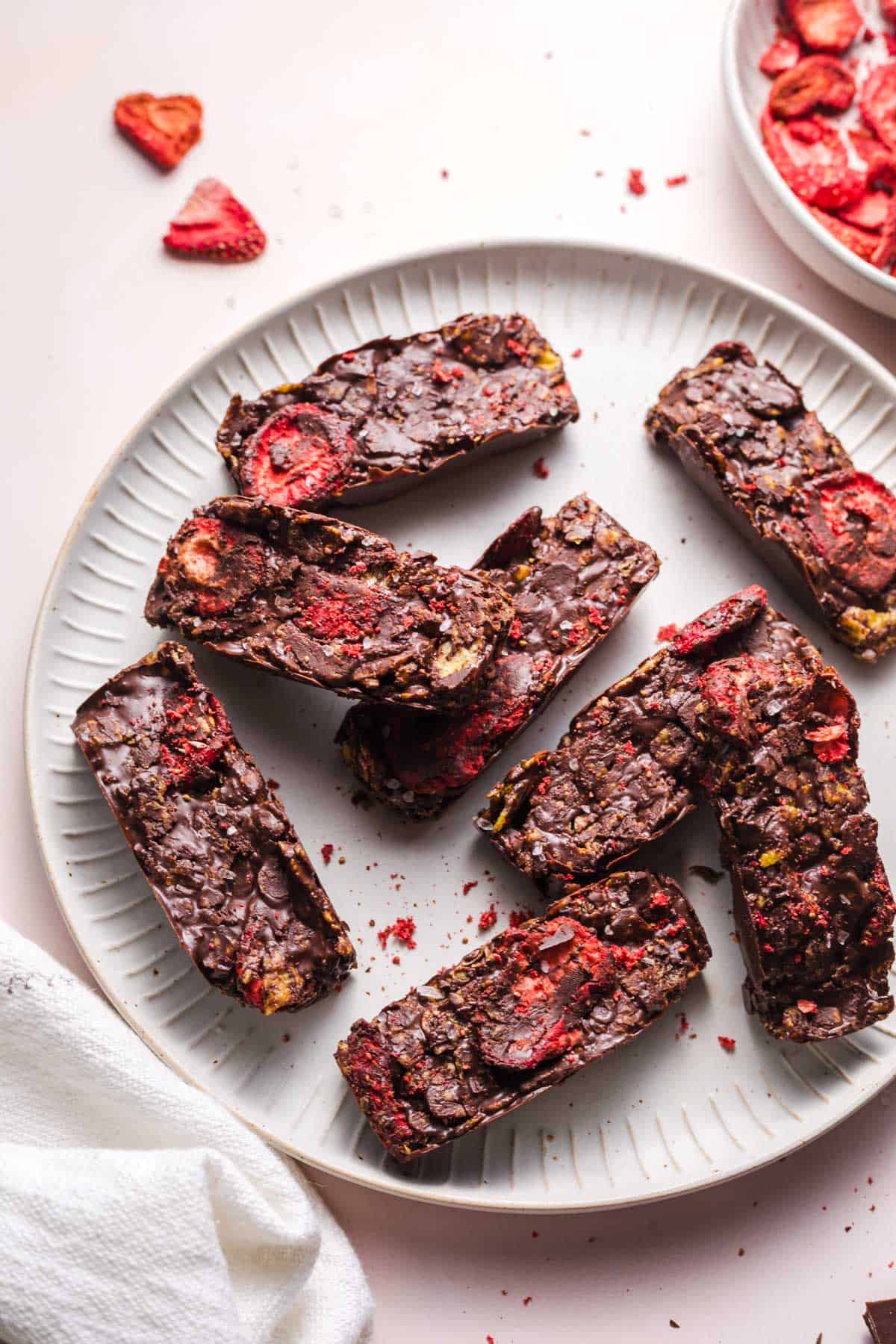 selbstgemachte vegane schoko erdnuss riegel mit gefriergetrockneten erdbeeren