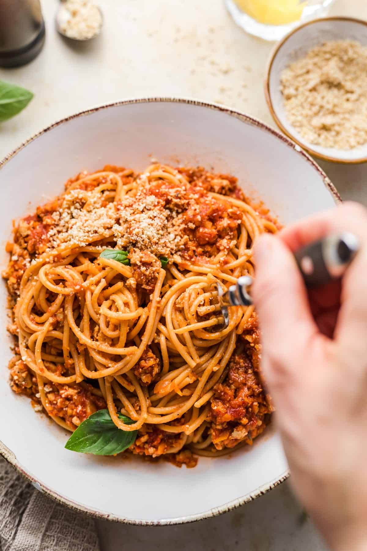 vegane spaghetti bolognese mit tofu und parmesan