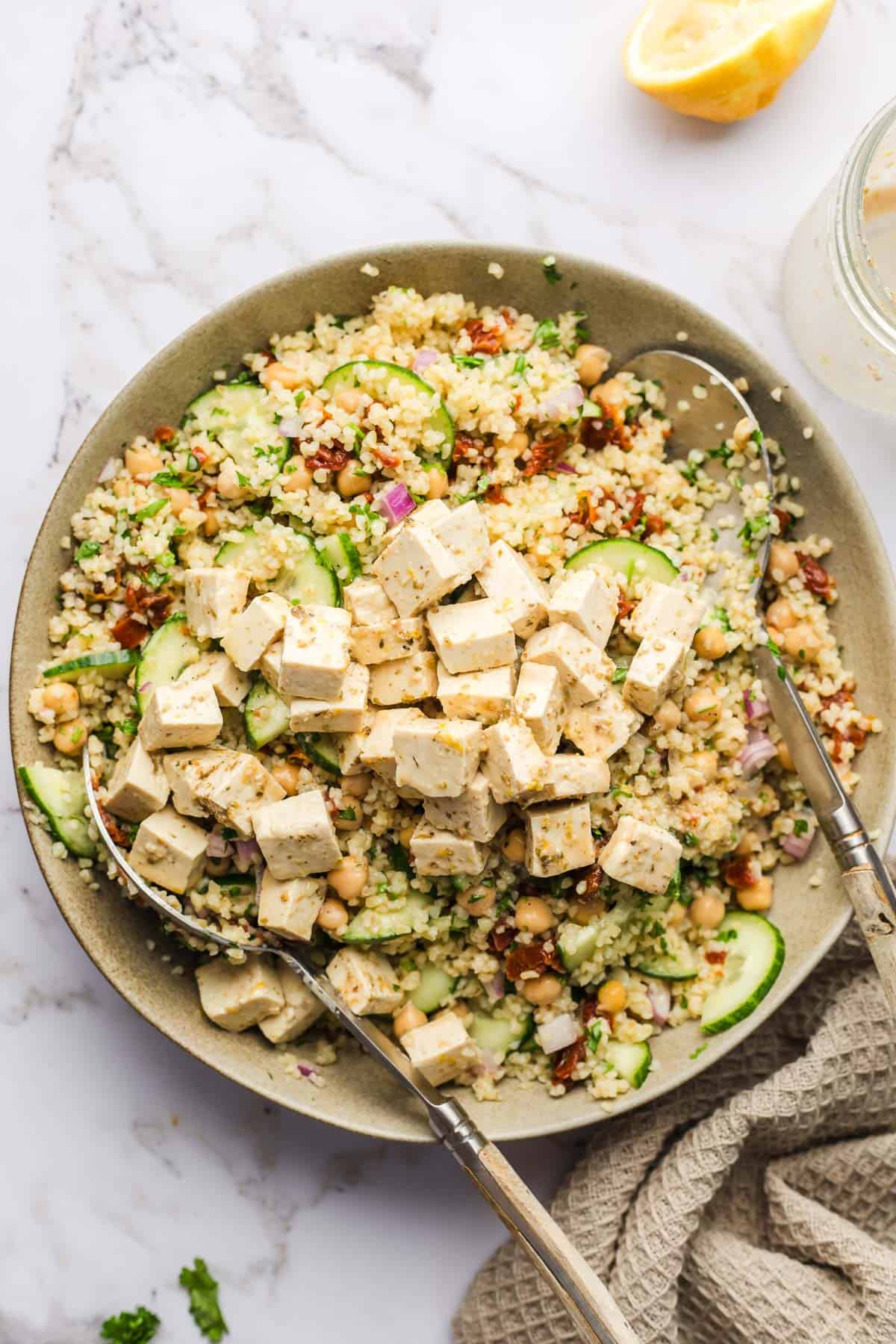veganer tofu feta auf bulgur salat mit getrockneten tomaten