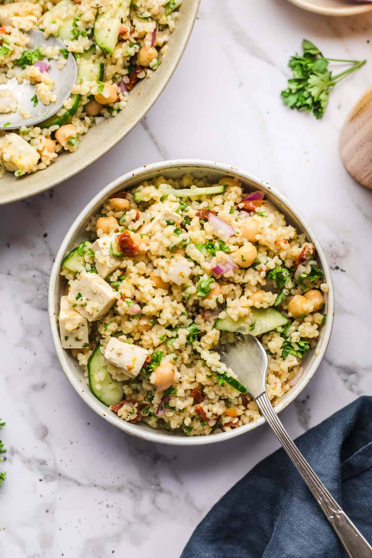 veganer salat mit bulgur und feta