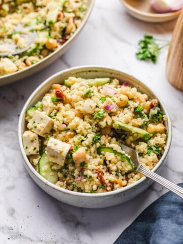 veganer bulgur salat mit kichererbsen und getrockneten tomaten
