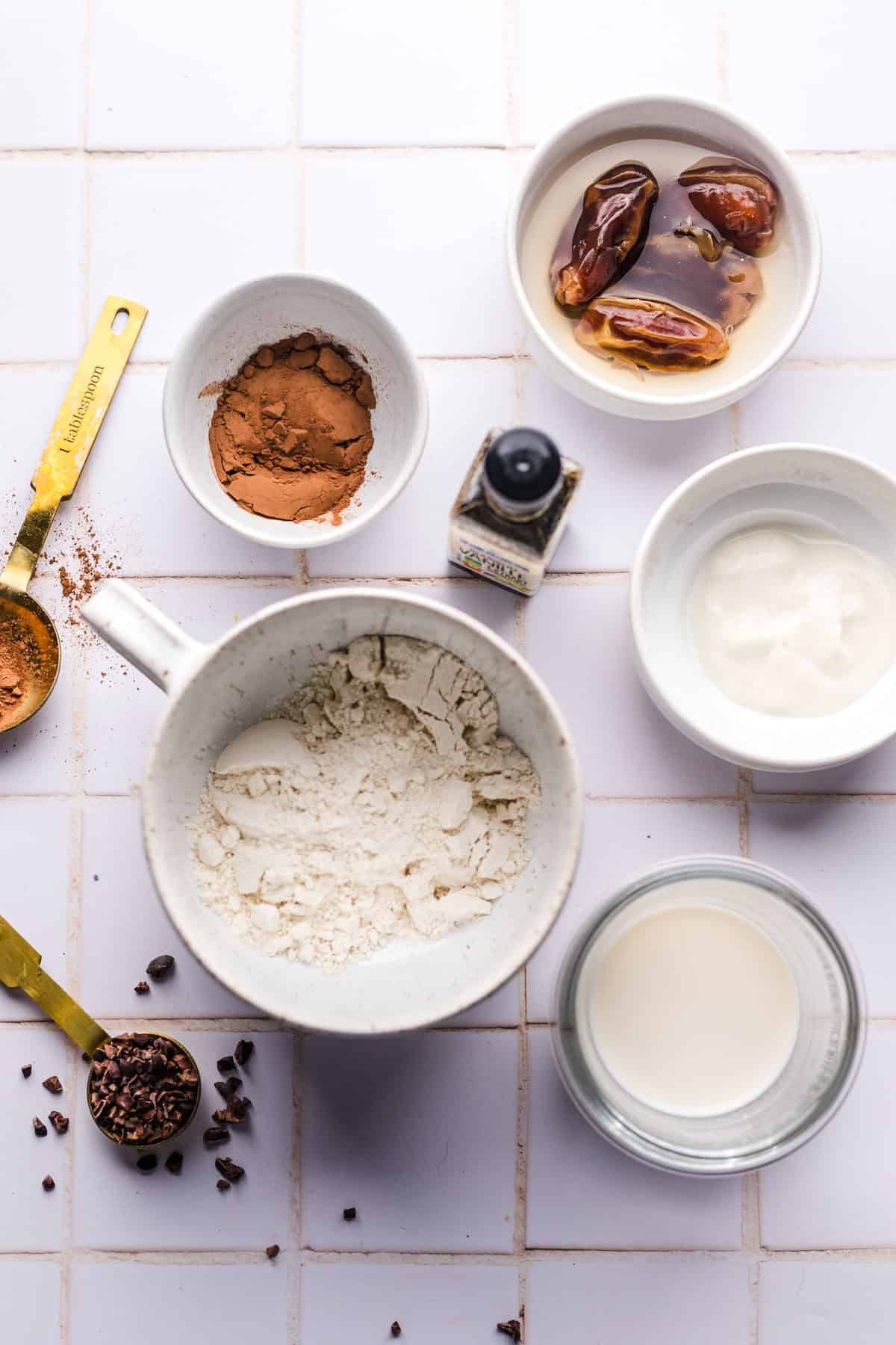 zutaten tassenkuchen vegan mit kakao und datteln