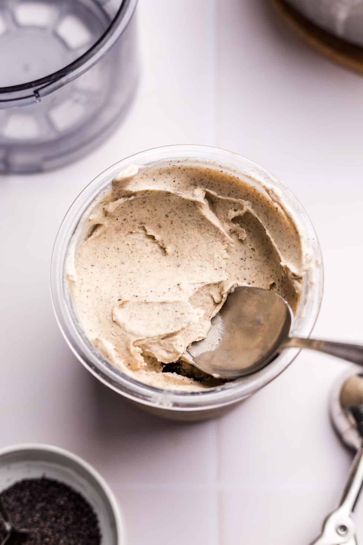 cremiges veganes ninja creami eis mit kokosmilch und mohn mit datteln gesüßt