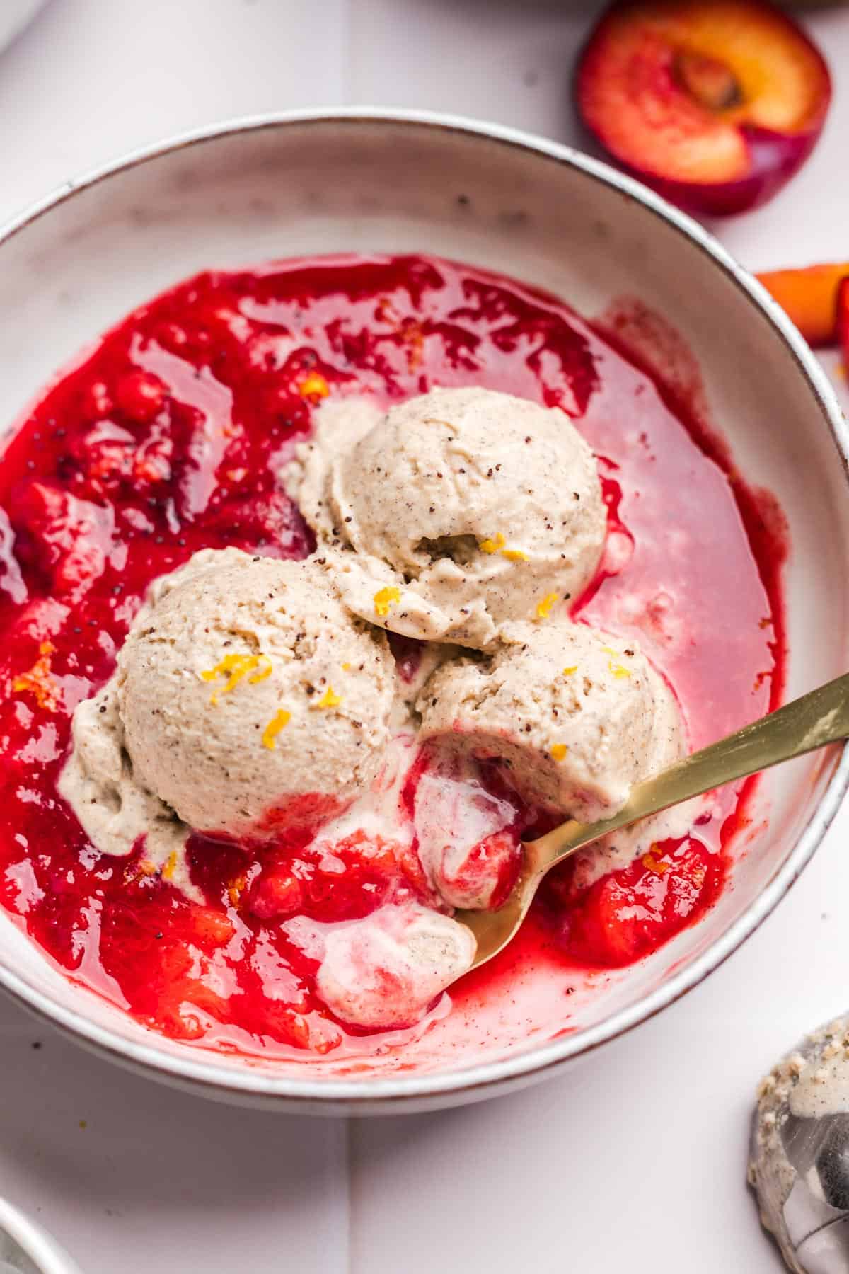 veganes zuckerfreies eis auf pflaumenkompott