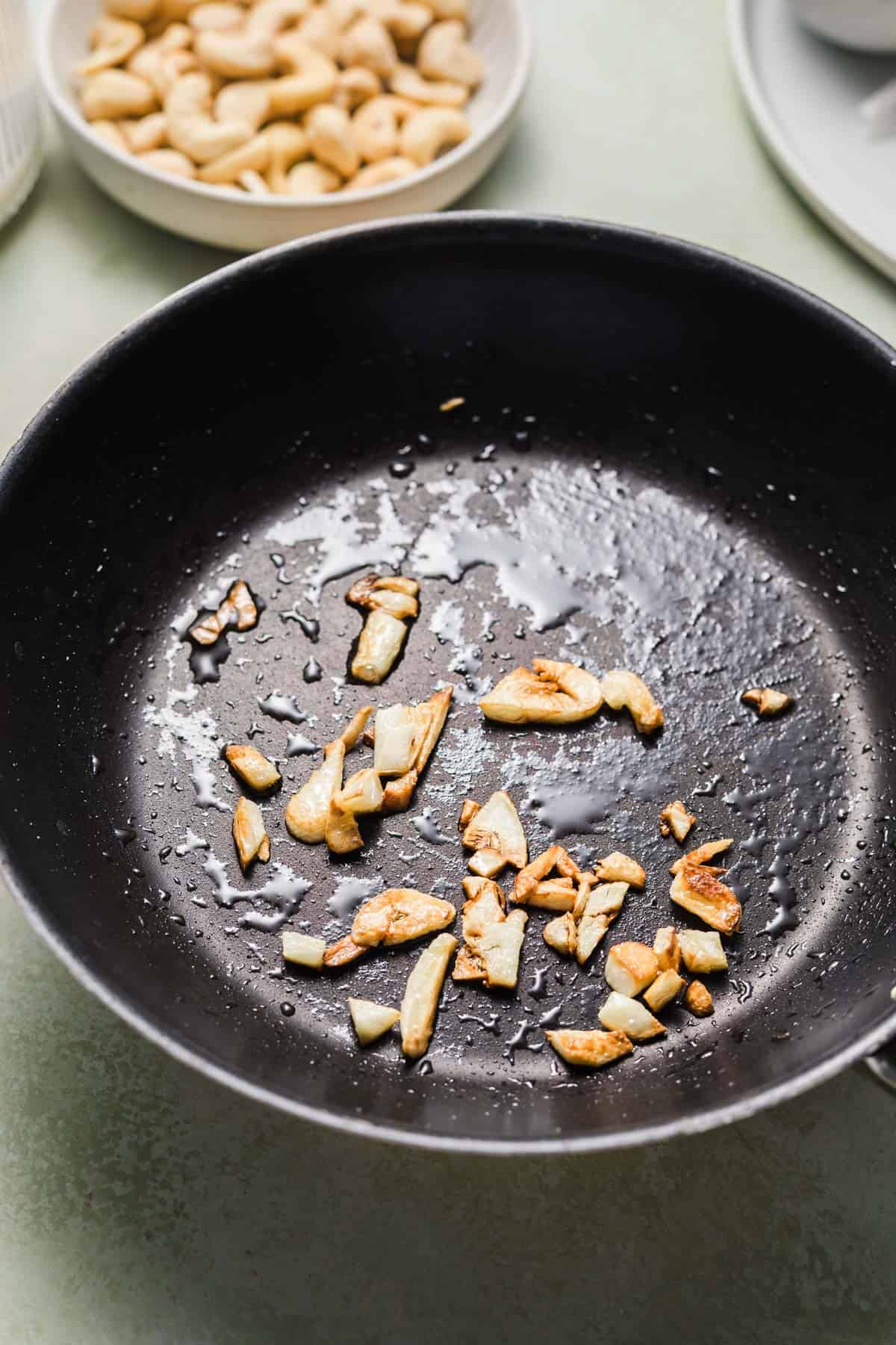 gebratener knoblauch in pfanne