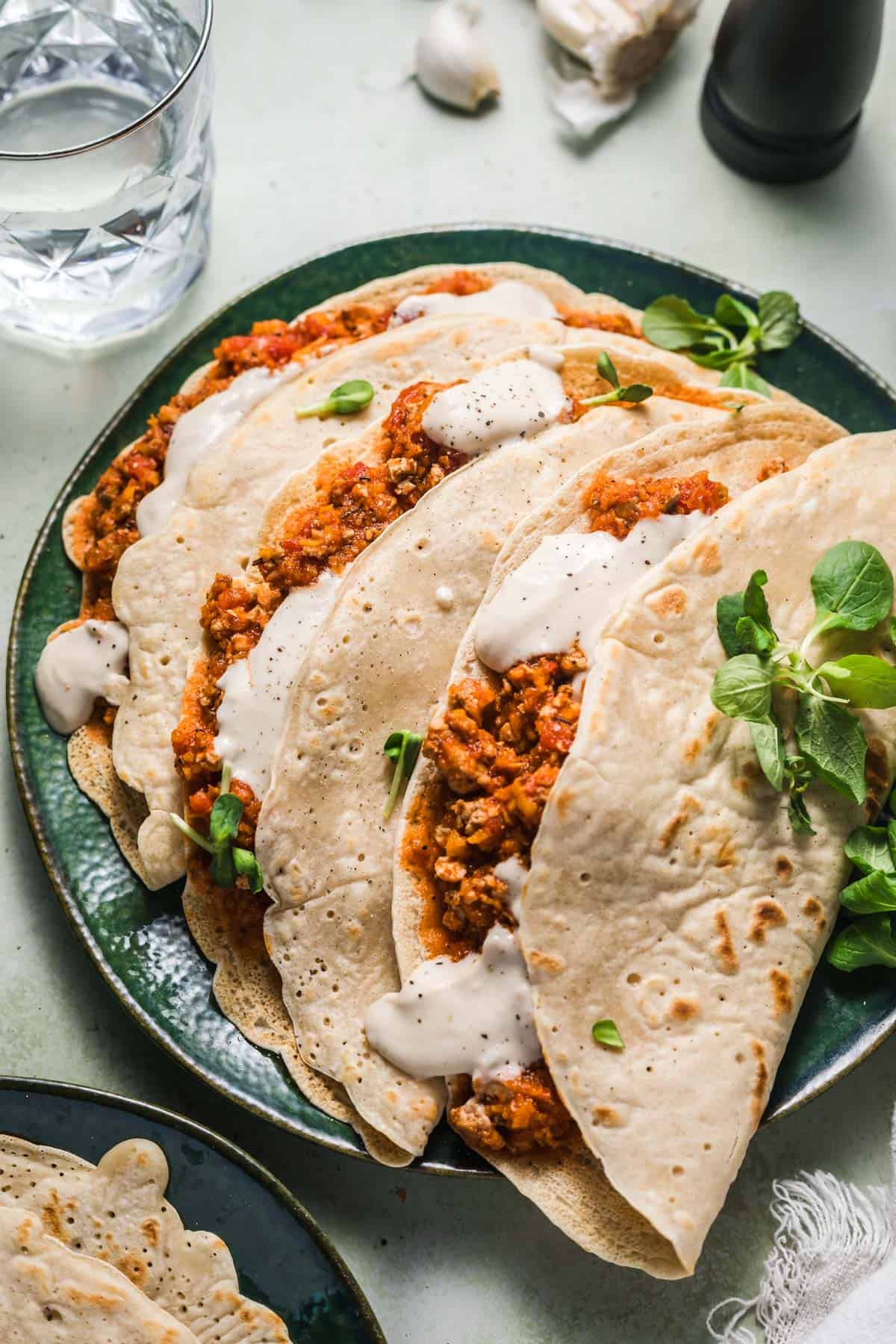 herzhafte pfannkuchen ohne ei gefüllt mit vegetarischer bolognese sauce