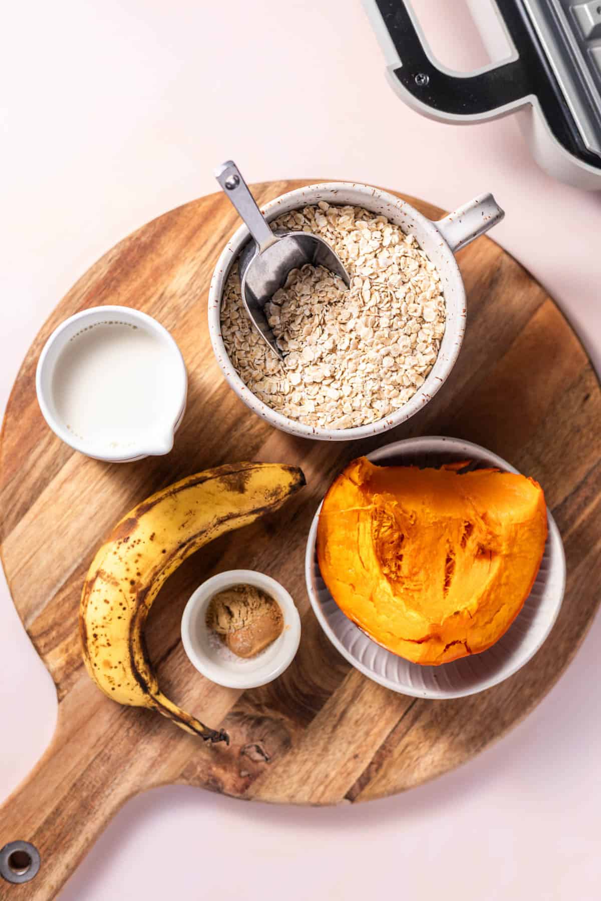 zutaten für vegane waffeln mit haferflocken, banane und hokkaido kürbis