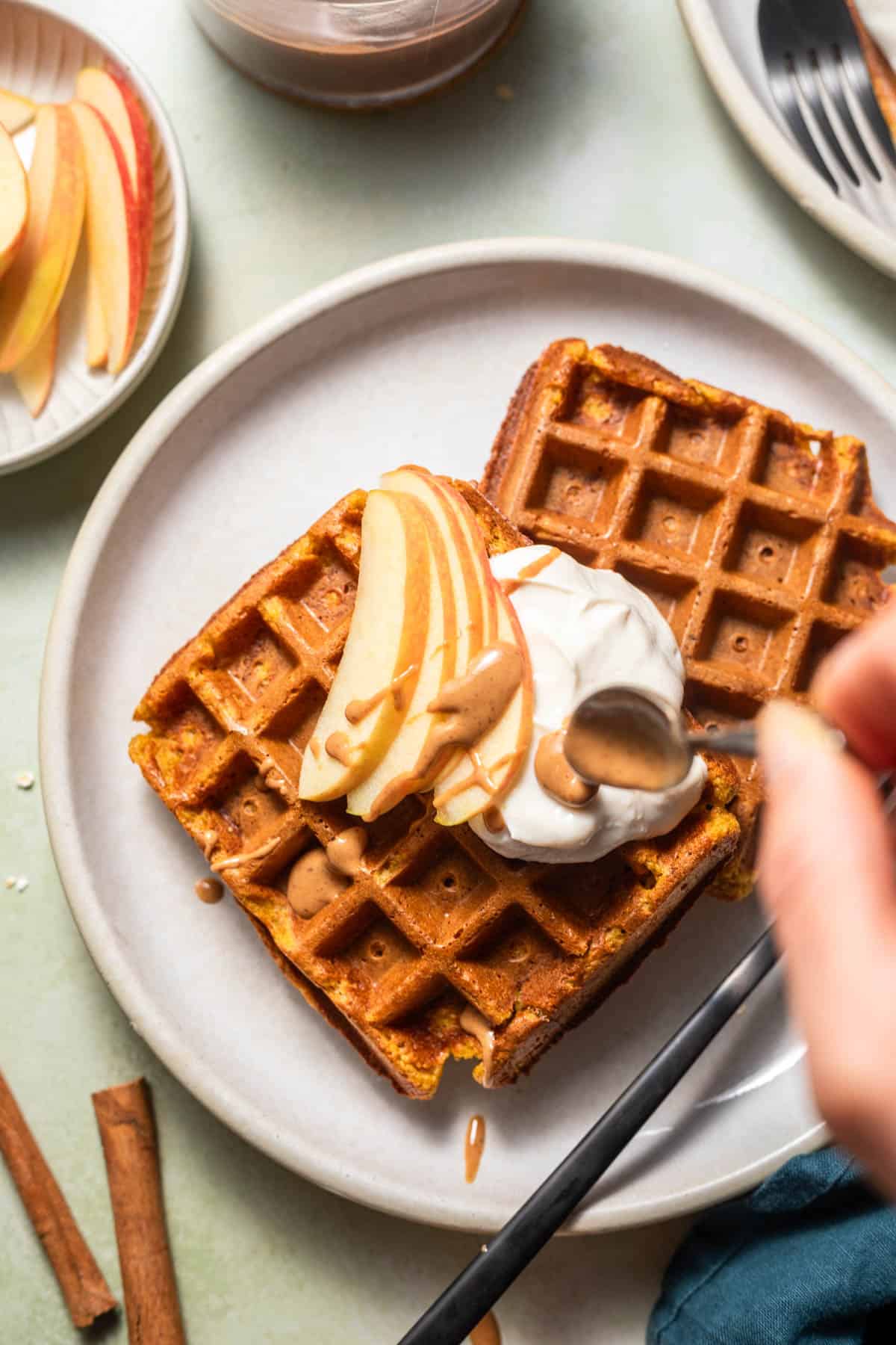 vegane waffeln mit banane und haferflocken und kürbismus