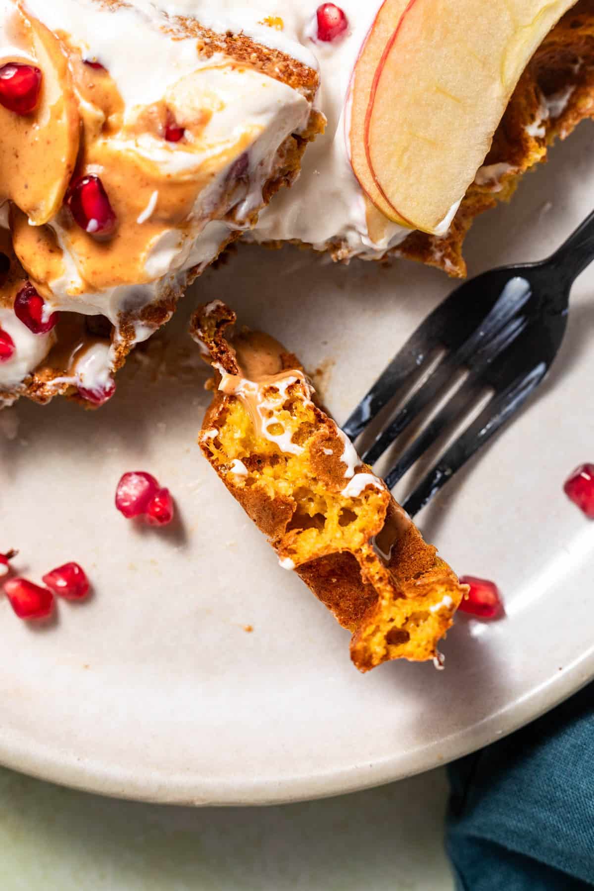 kürbis haferflocken waffeln mit granatapfelkernen