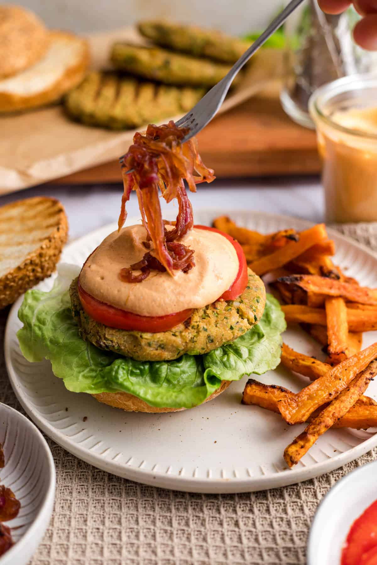 veggie burger mit balsamico zwiebeln und veganer burger sauce