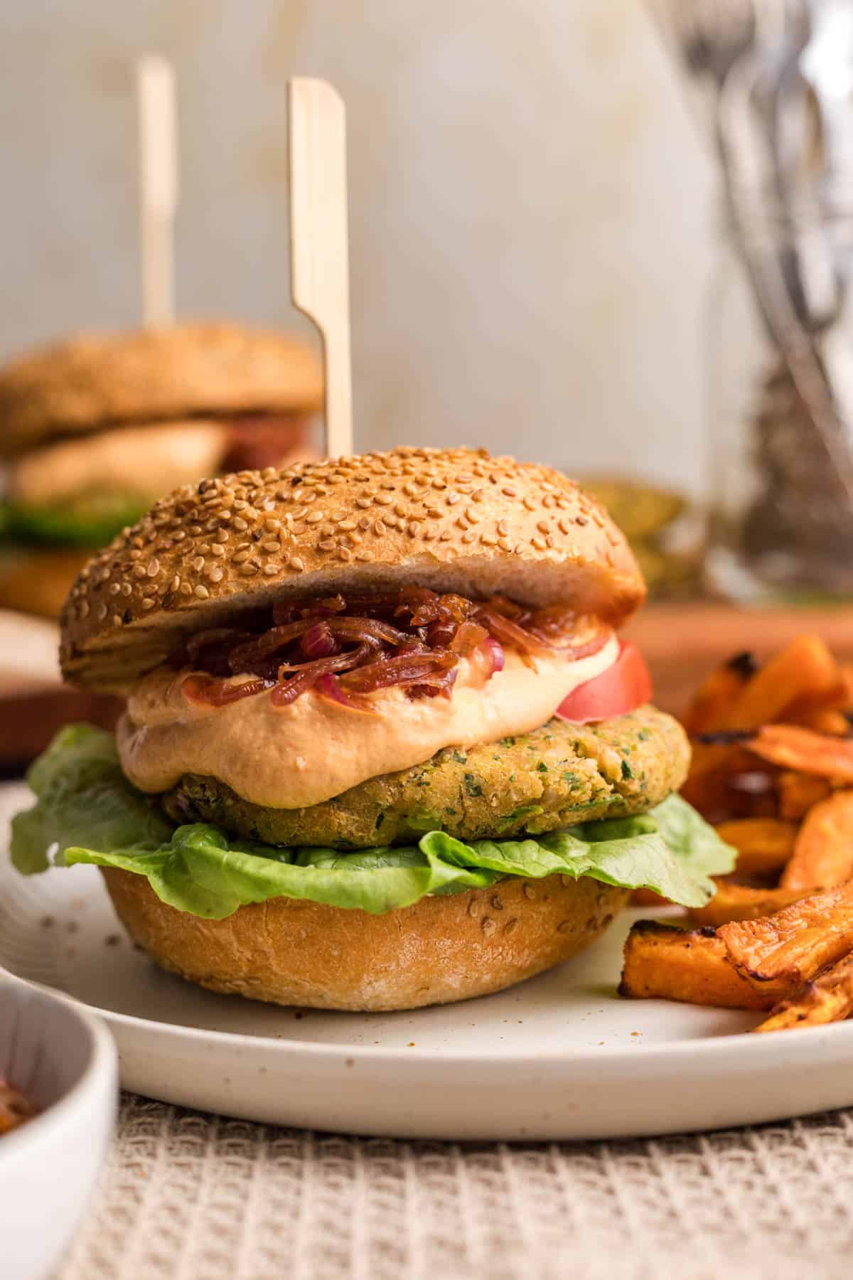 vegane kichererbsen burger mit burger sauce
