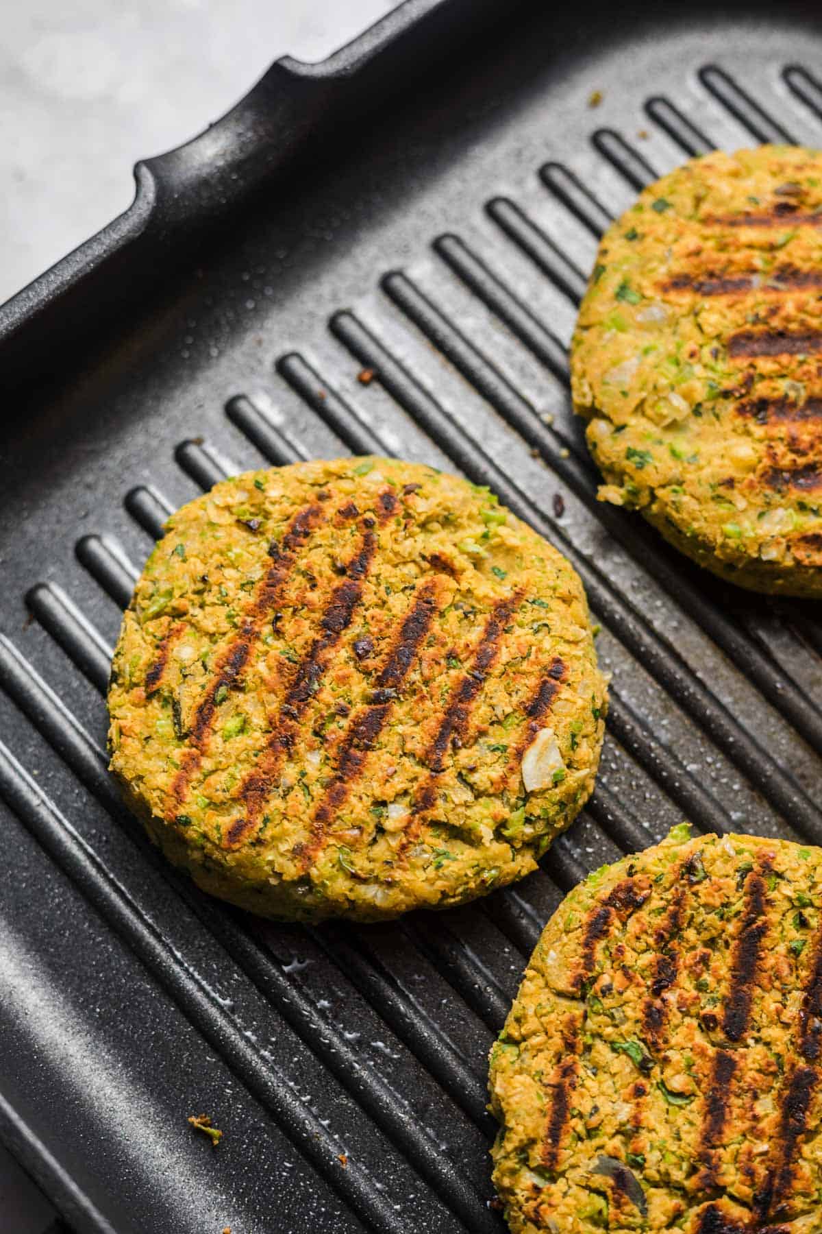 kichererbsen burger patties in grillpfanne angebraten