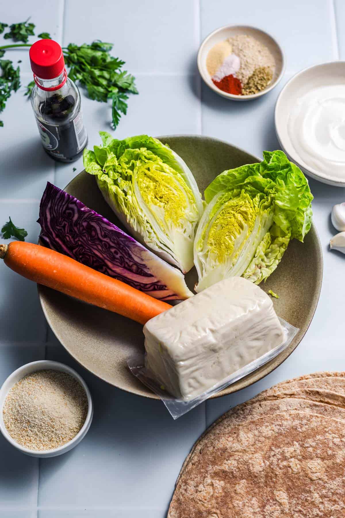 zutaten für vegane wraps mit tofu, salat und rotkohl