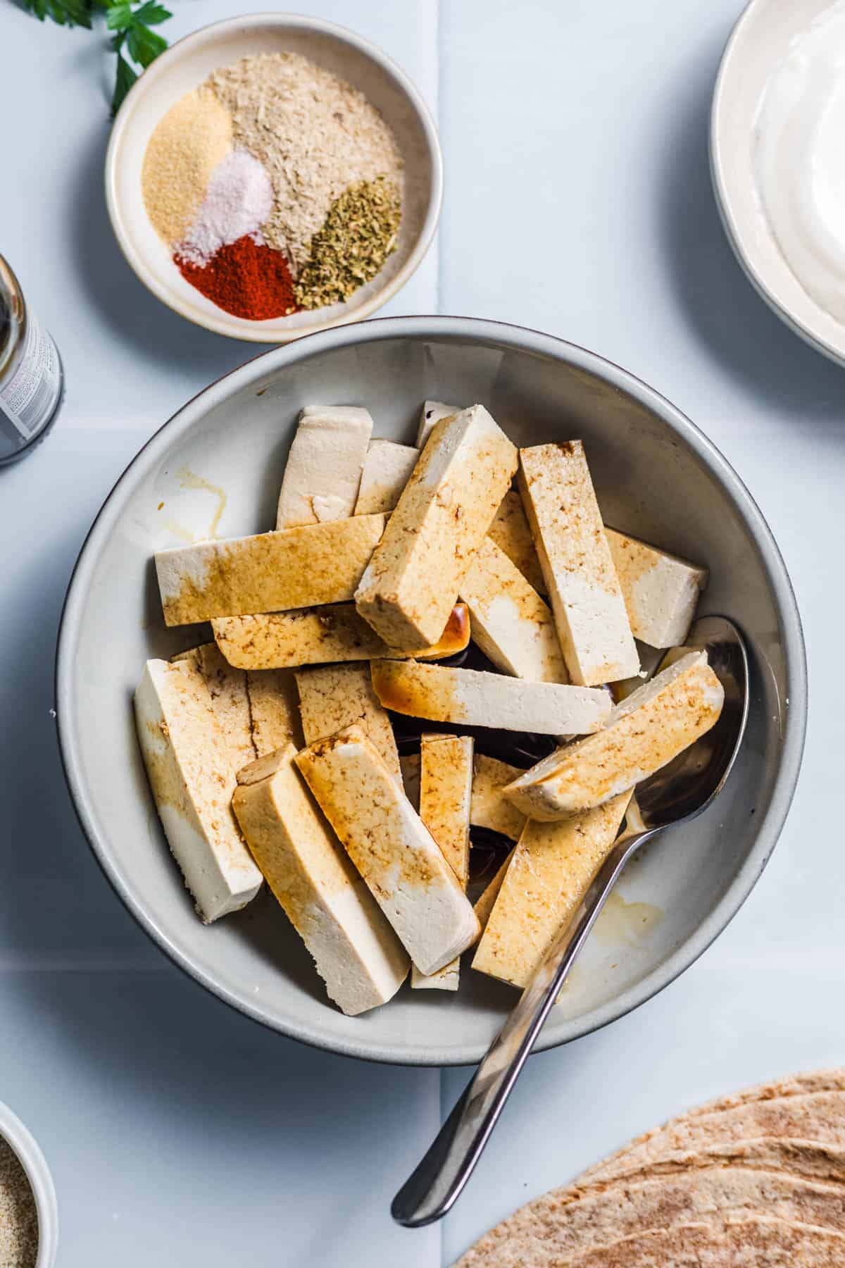 Tofu in streifen mit sojasauce in einer Schüssel