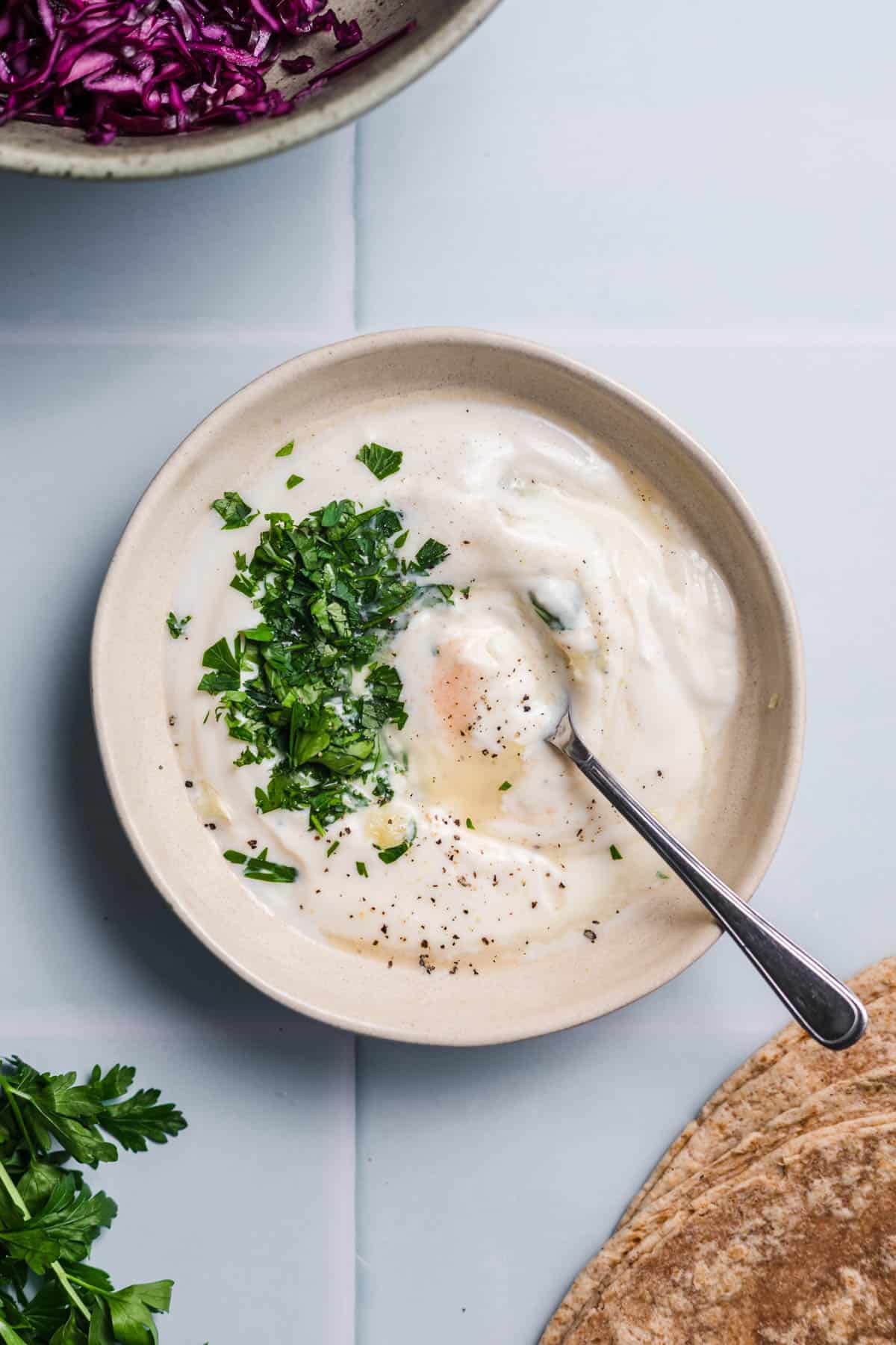 vegane knoblauch-joghurt sauce angerührt in einer schüssel