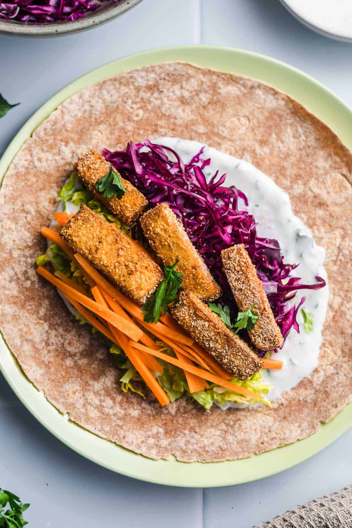 offene tortilla wraps mit füllung aus tofu und gemüse