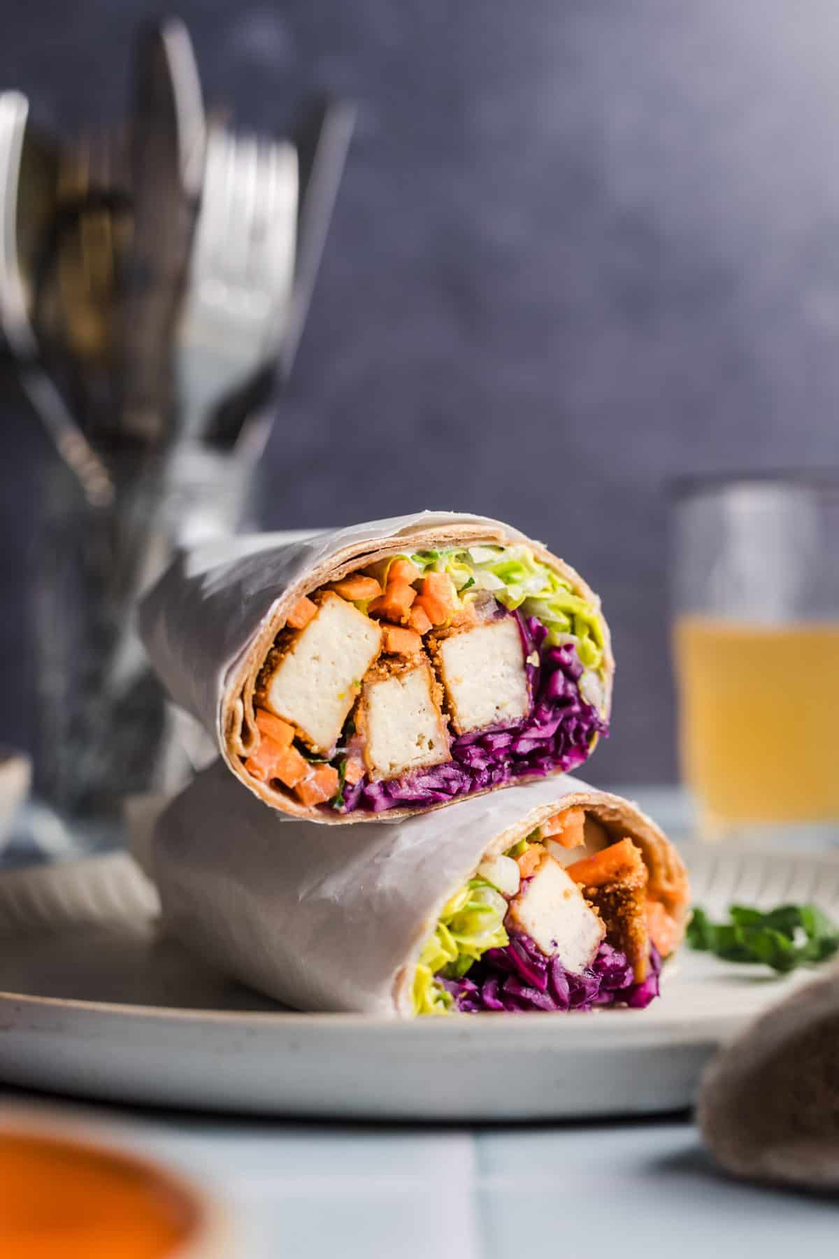 gesunde vegane wraps mit knusprigen tofu und frischem krautsalat