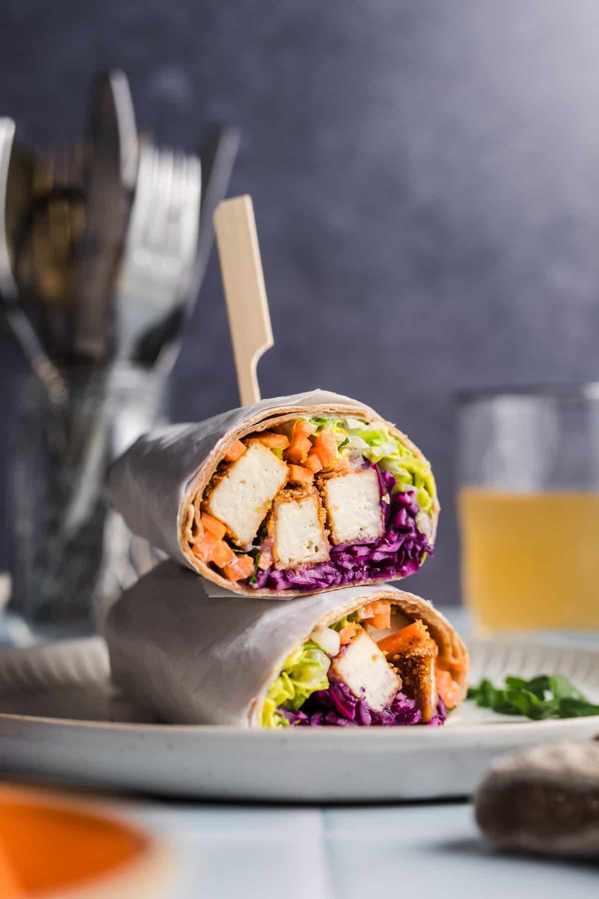 selbstgemachte vegetarische wraps mit gemüse und tofu mit knusper-panade