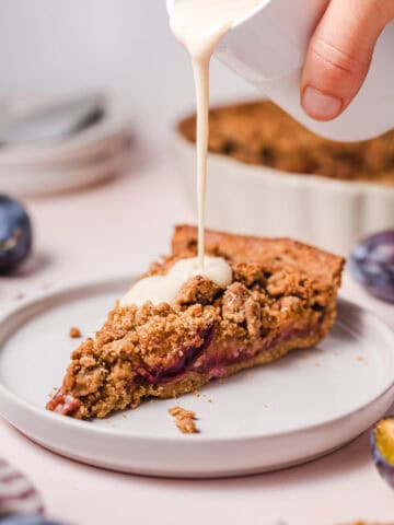vanillesauce vegan auf streuselkuchen