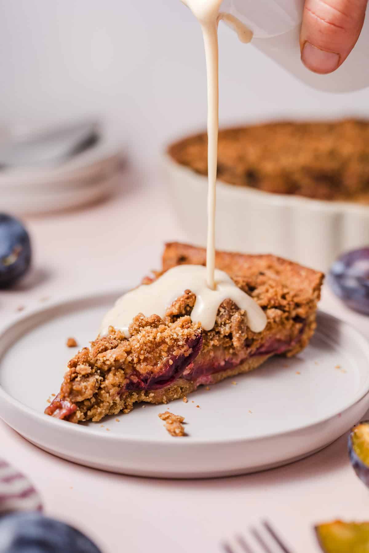 veganer pflaumenkuchen mit streuseln und vanille sosse