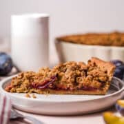 veganer Zwetschgen Kuchen mit Nussmus und Dattelzucker