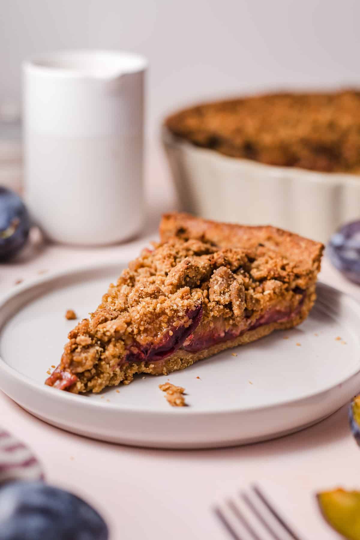 veganer zuckerfreier Obstkuchen mit zimtstreuseln