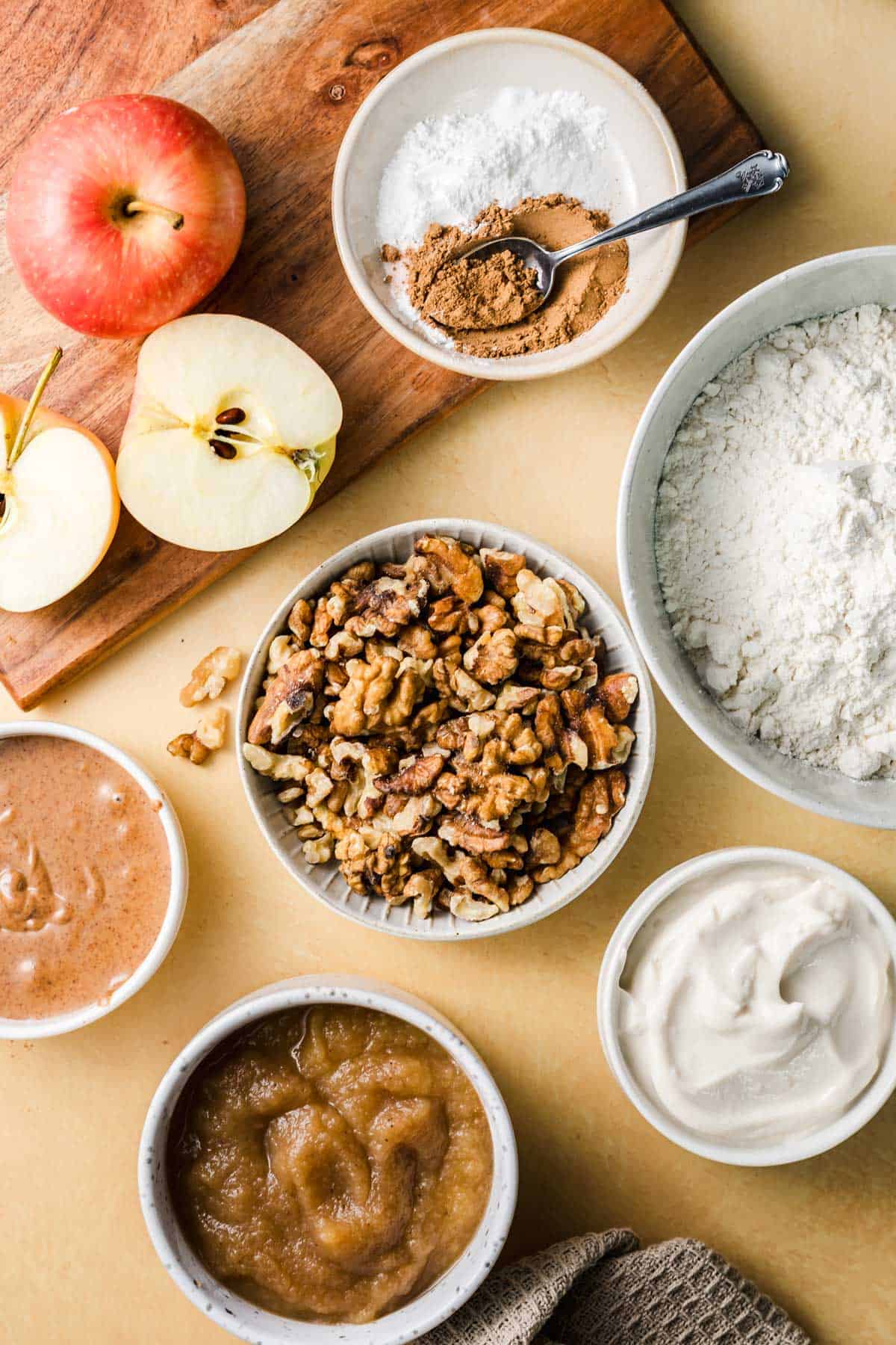 zutaten für veganes apfel-walnuss kuchen mit dattelzucker