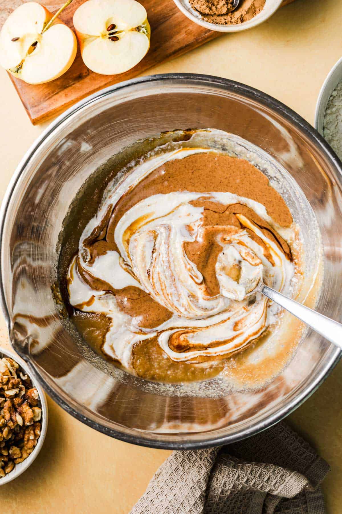 Mandelmus verrührt mit Sojajoghurt für veganes Apfelbrot