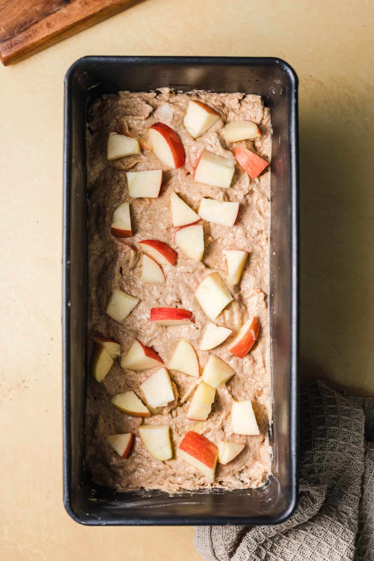 ungebackenes veganes Apfelbrot ungebacken in Kastenform