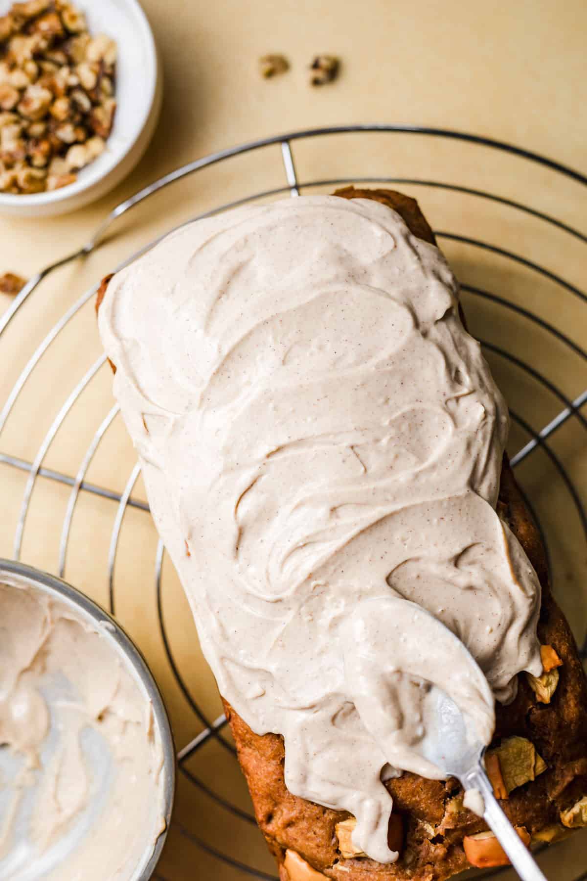 cremiges veganes frosting aus sojajoghurt und cashewmus auf apfelbrot