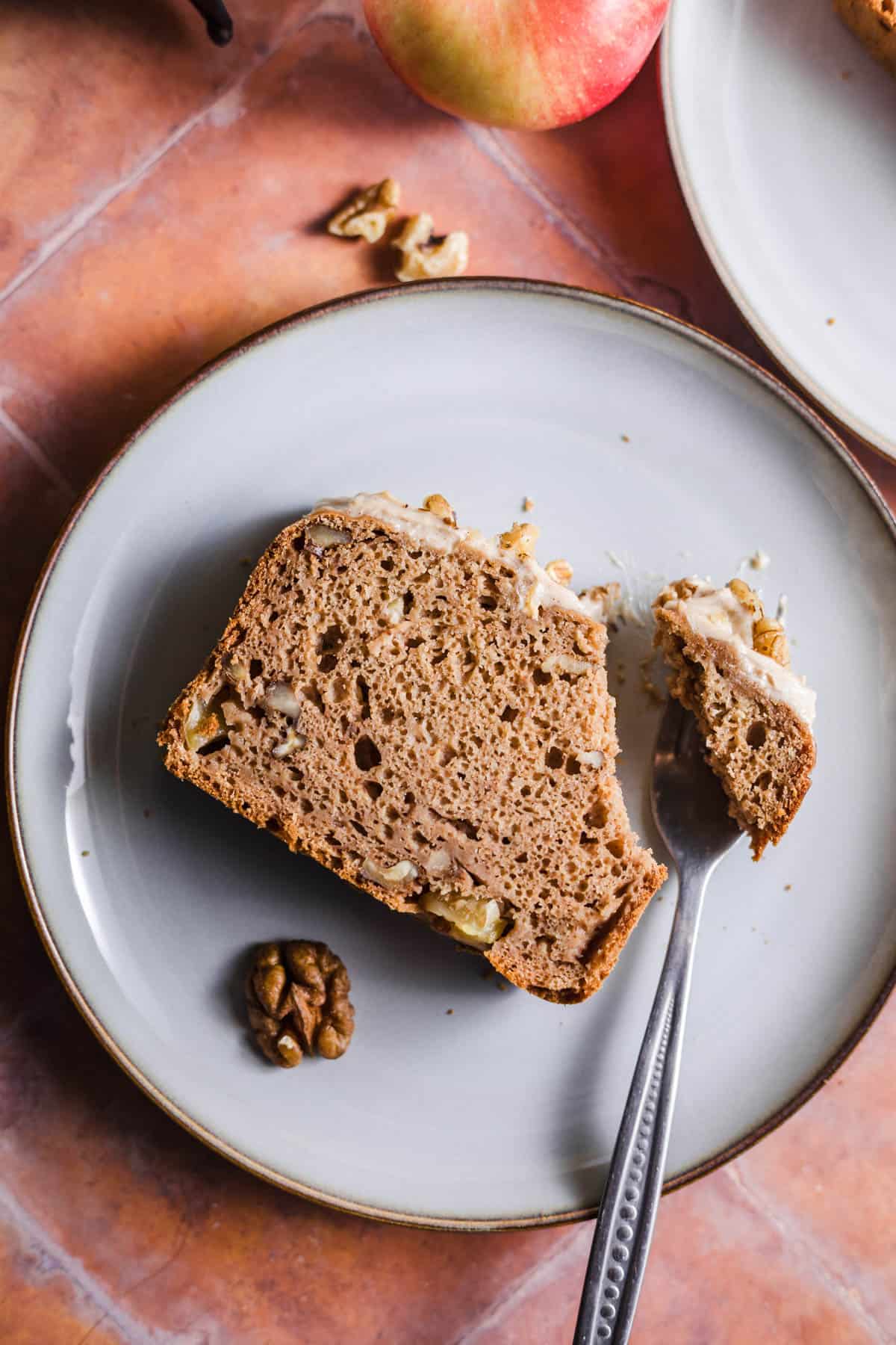 veganes zuckerfreies Apfelbrot mit nüssen und cashew frosting