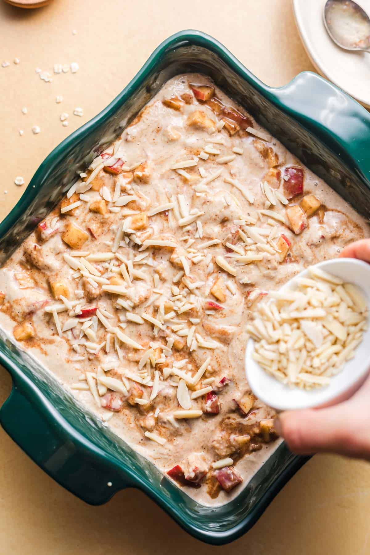 mandelstifte auf bratapfel baked oats vegan