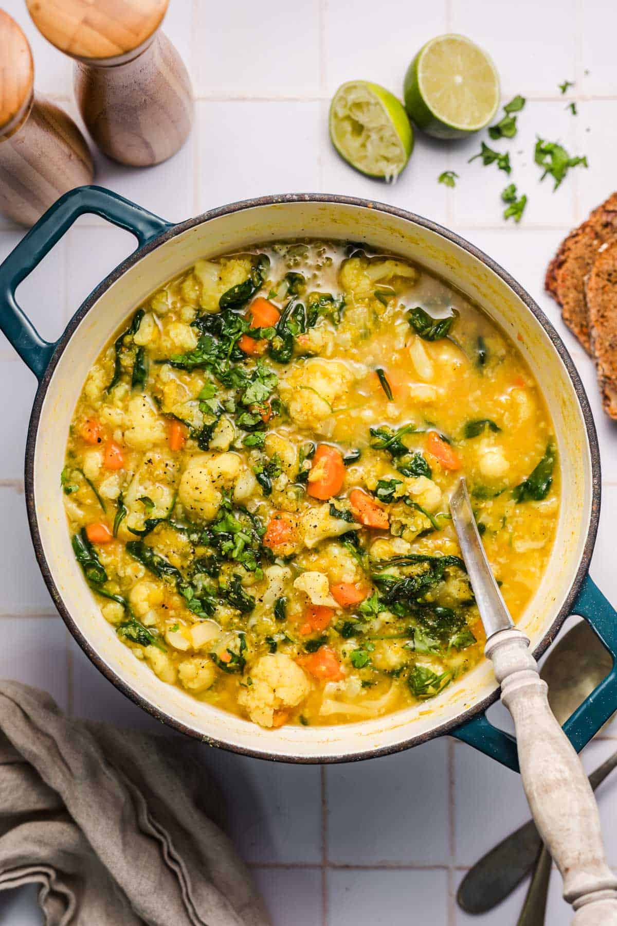 vegane rote linsensuppe mit blumenkohl, karotte und spinat